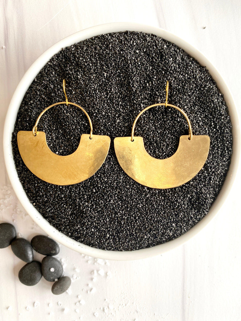 Madre Hoop earrings in hammered raw brass
