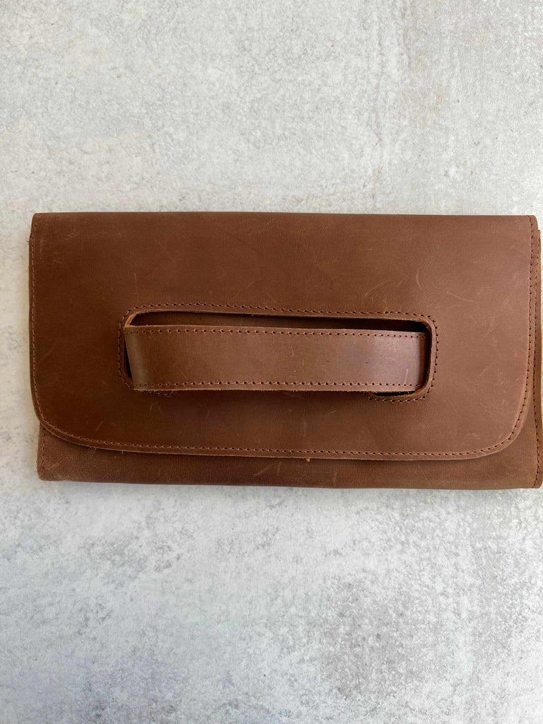 Able leather handle clutch in whisky 